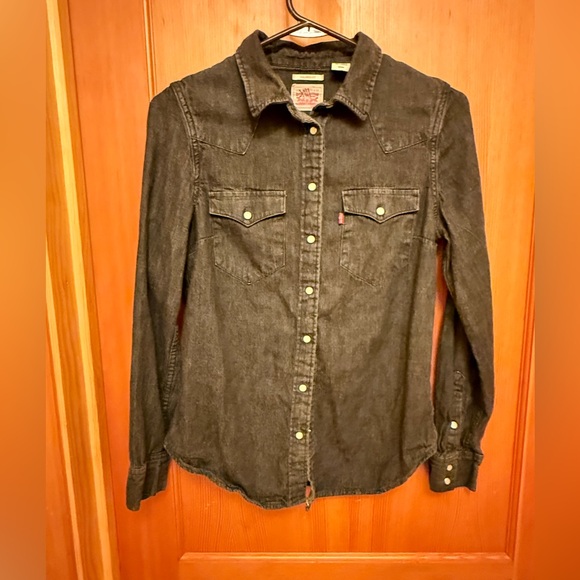 Levi's Women’s Essential Western Fitted Denim Shirt - Picture 4 of 12